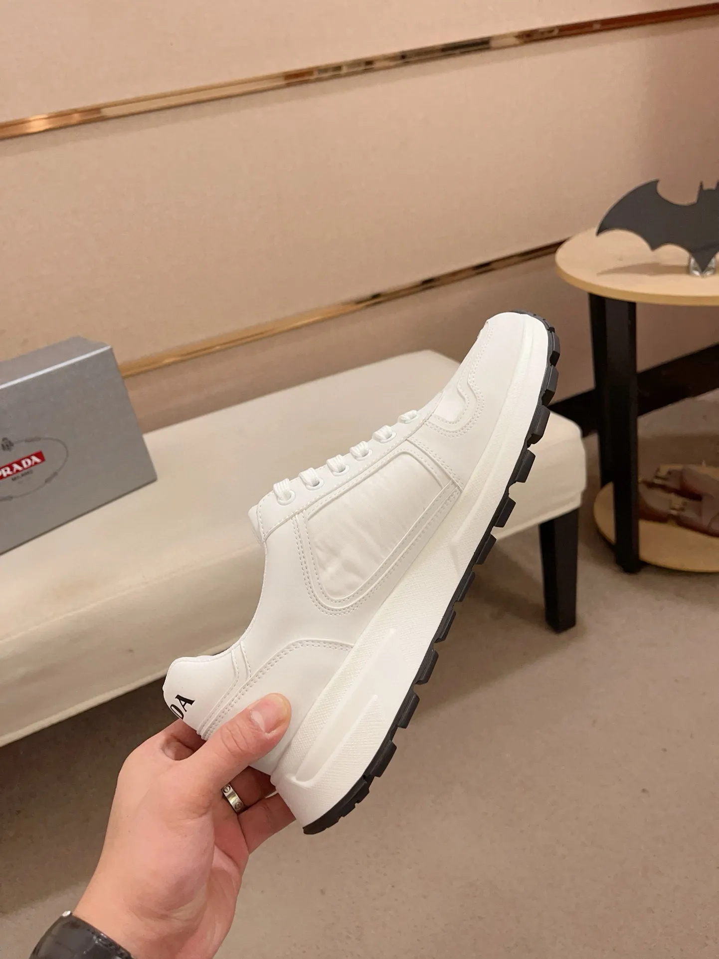 Men's shoes 💰 580 💰 (high version) new Prada (Prada) high-top counters are launched simultaneously, new men's shoes, 😘fabrics are selected from waterproof technical cloth. First layer cowhide lining. 👍🏿Original molded anti-slip rubber outsole, with exquisite lines, simple and elegant, comfortable and high-end for leisure travel. Number of yards: 38 to 44. (Can be customized for 45.46.)
